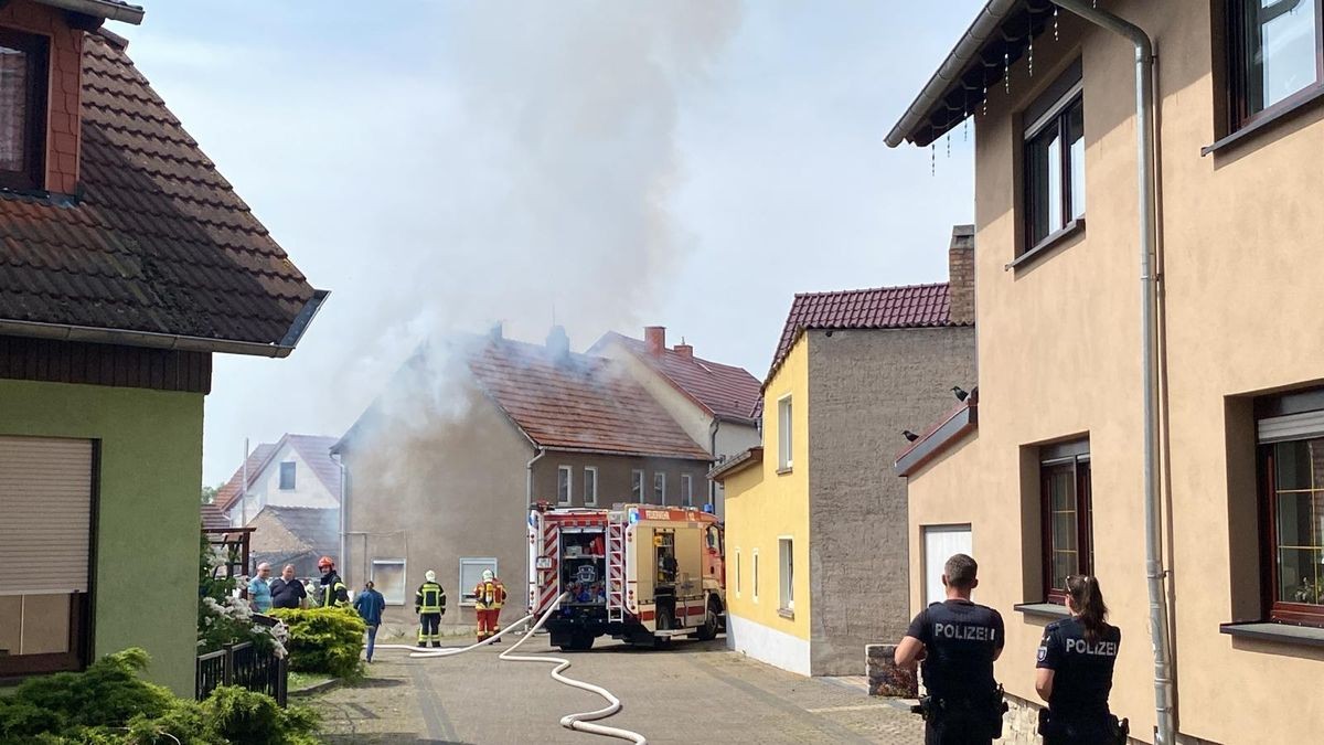 Eine meterhohe, dunkle Rauchsäule steht am Montagvormittag über den Dächern von Ballhausen.