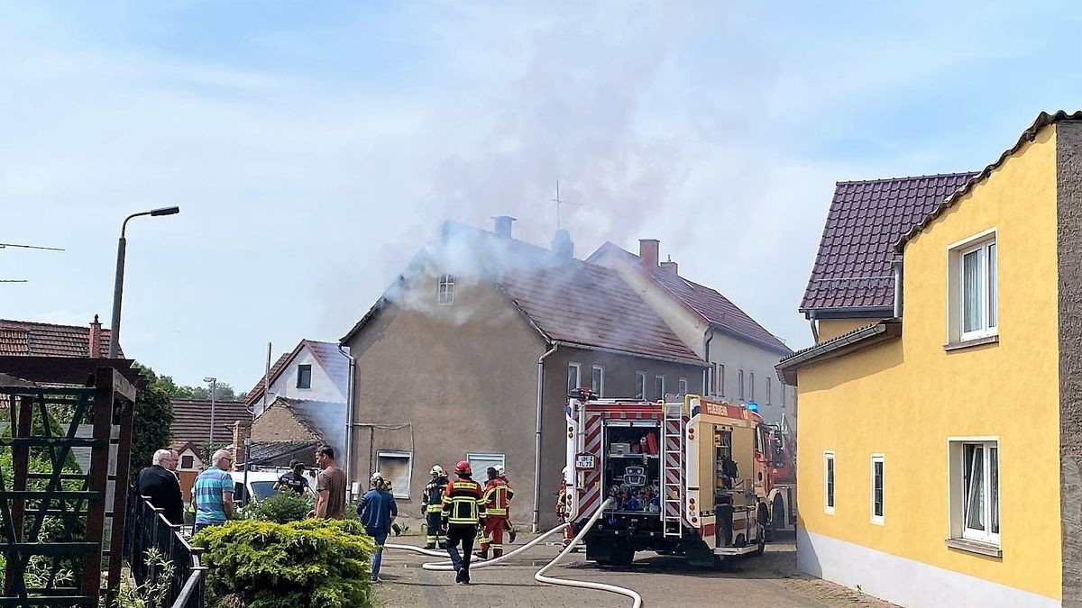 Das Wohnhaus ist schwer beschädigt worden und unbewohnbar.