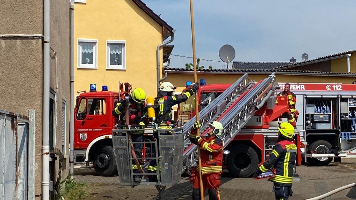 Mehrere Feuerwehren waren mit über 60 Feuerwehrleuten für gut viereinhalb Stunden im Einsatz.