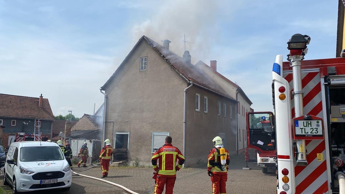 Kurz nach 11 Uhr wurden die Feuerwehren aus Ballhausen, Bad Tennstedt, Herbsleben, Kirchheilingen und Straußfurt zu einem Feuer im Ortskern alarmiert.