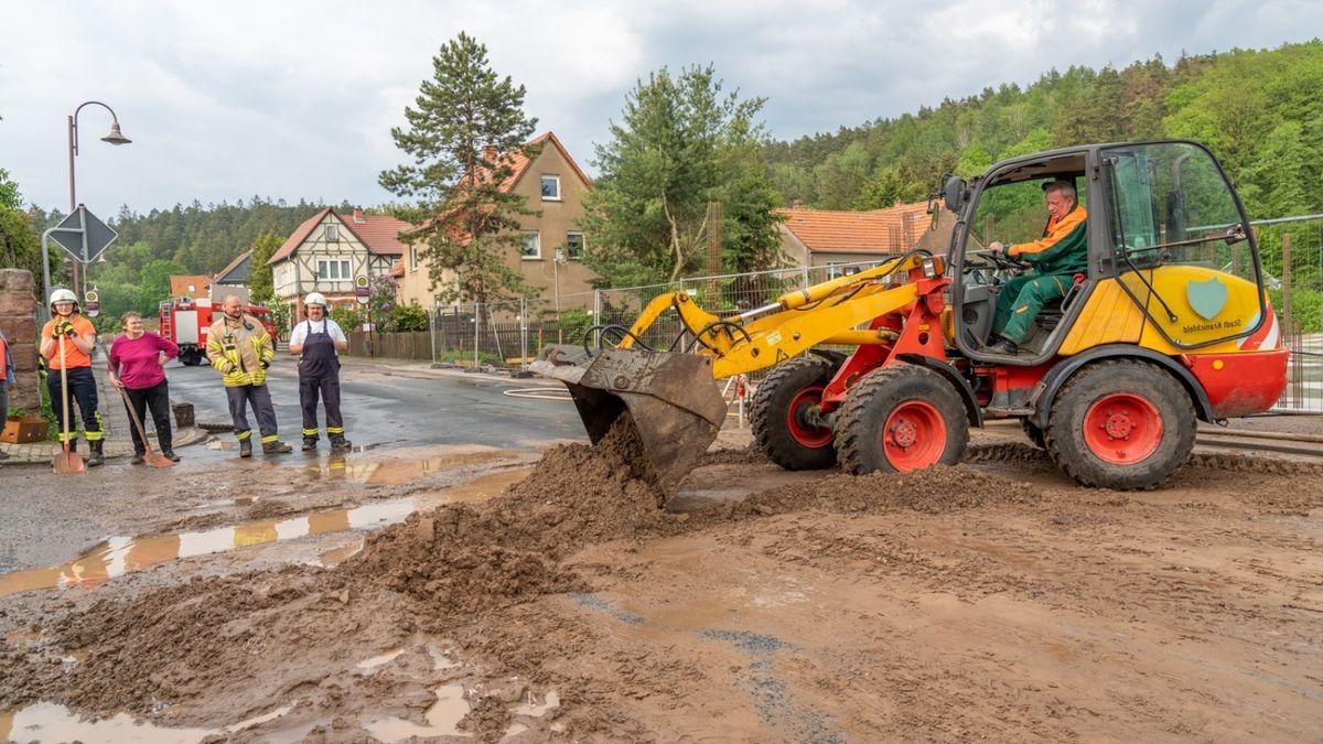 Die Schlammlawine lief durch die Sandbergstraße bis hinunter in die Erfurter Straße.