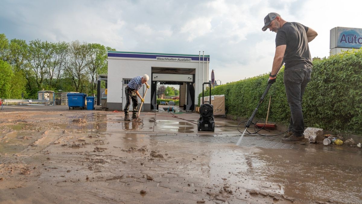 Eine Gewitterzelle mit Starkregen und Hagel hinterließ viel Arbeit für die Freiwillige Feuerwehr und die Anwohner.