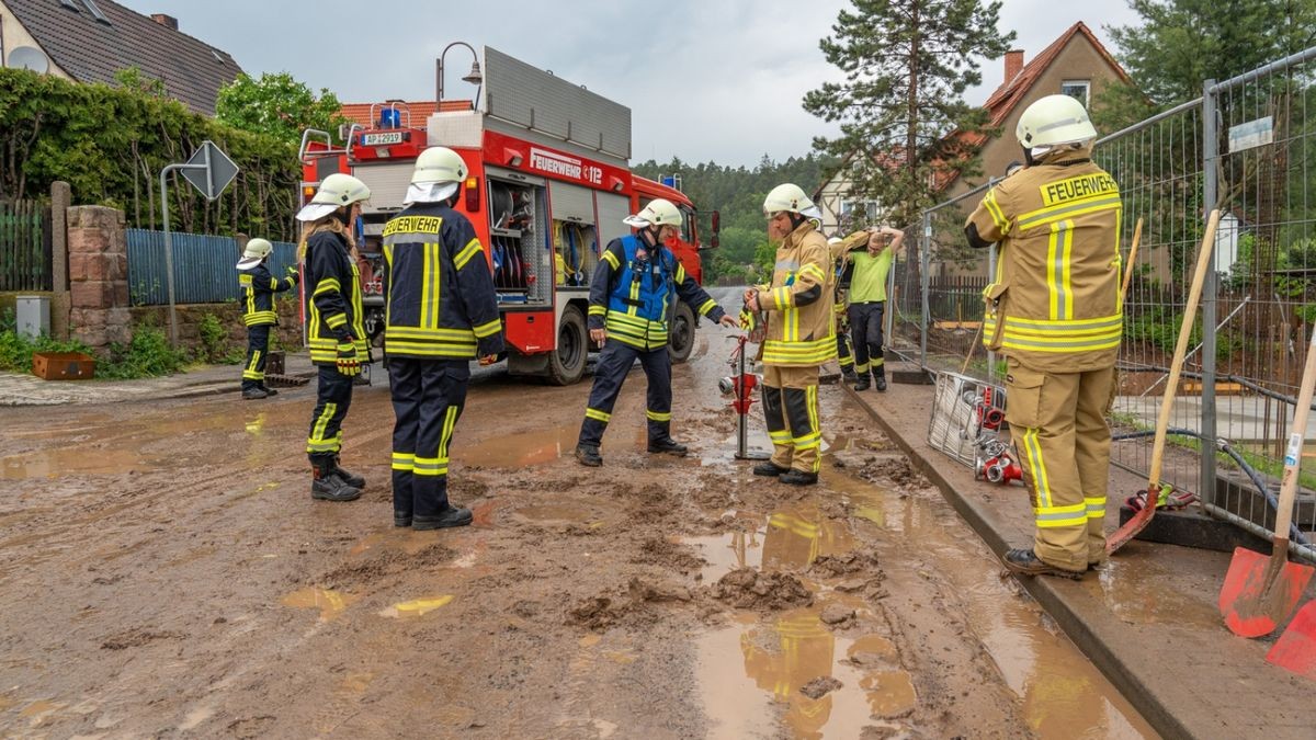 Die Feuerwehr musste in Kranichfeld Straßen vom Schlamm befreien.