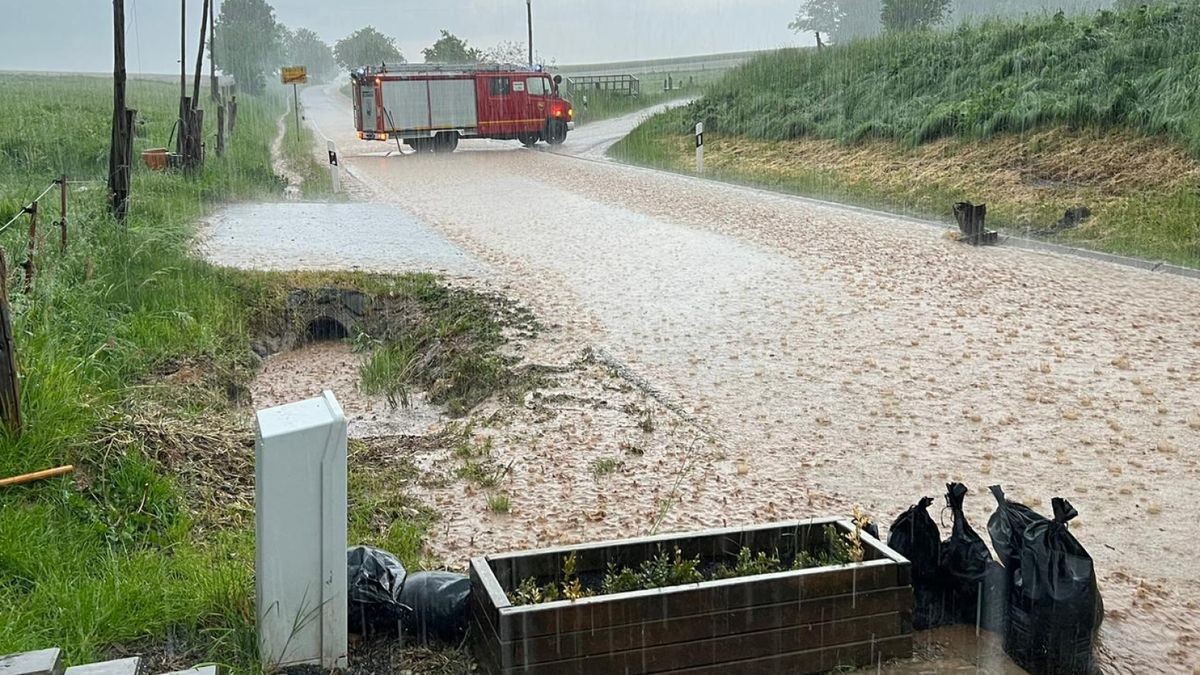 In Burgwalde waren am Montagabend 17 Feuerwehrleute und die Anwohner damit beschäftigt, Schlamm von Maisfeldern und Wassermassen zu beseitigen. 