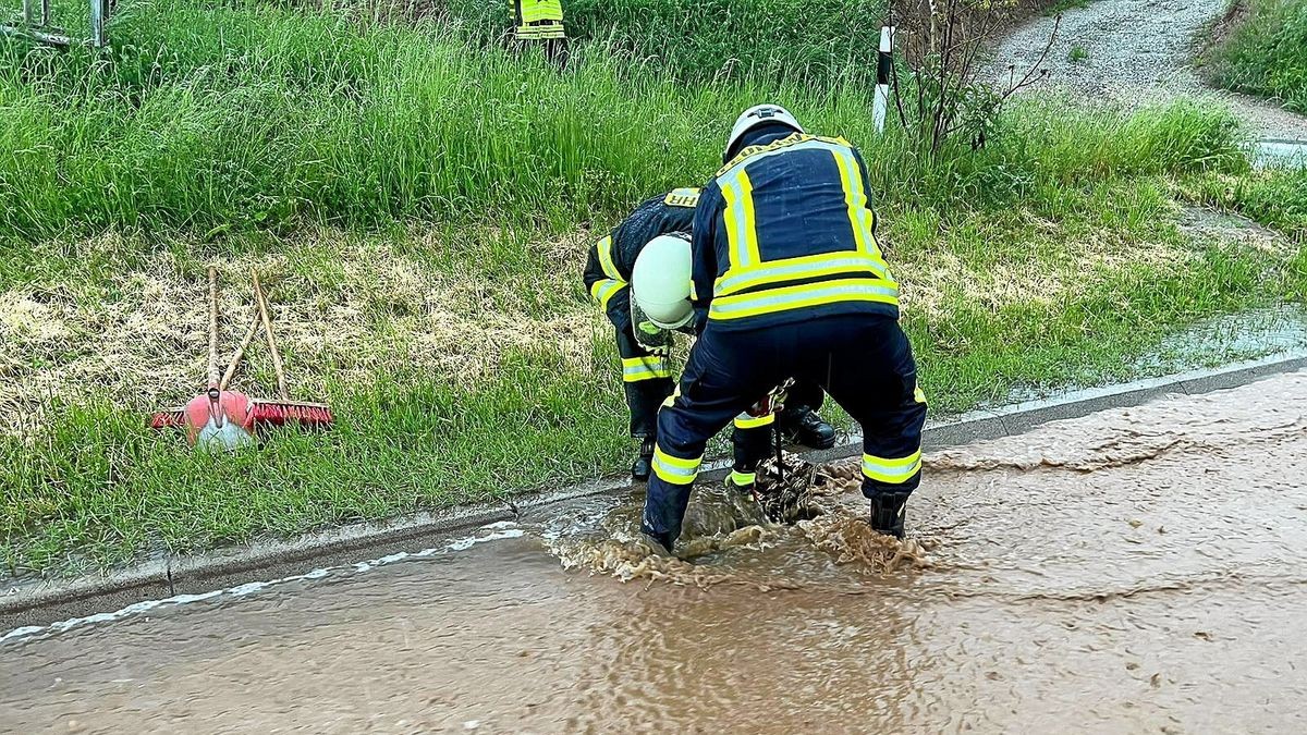 Verstopfte Abflüsse mussten nicht nur in Burgwalde durch die Feuerwehren von Geröll und Ästen befreit werden. 