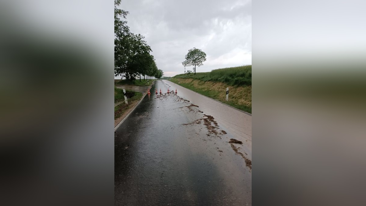 In Burgwalde waren am Montagabend 17 Feuerwehrleute und die Anwohner damit beschäftigt, Schlamm von Maisfeldern und Wassermassen zu beseitigen. Die Schotten mussten im Dorf aktiviert und Sandsäcke befüllt werden. Es gelang, den Schlamm aus dem Dorf herauszuhalten. Die Straße zum Autobahnzubringer musste voll gesperrt werden. Der Einsatz dauerte dreieinhalb Stunden.