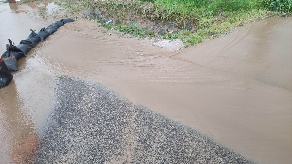 In Burgwalde waren am Montagabend 17 Feuerwehrleute und die Anwohner damit beschäftigt, Schlamm von Maisfeldern und Wassermassen zu beseitigen. Die Schotten mussten im Dorf aktiviert und Sandsäcke befüllt werden. Es gelang, den Schlamm aus dem Dorf herauszuhalten. Die Straße zum Autobahnzubringer musste voll gesperrt werden. Der Einsatz dauerte dreieinhalb Stunden.