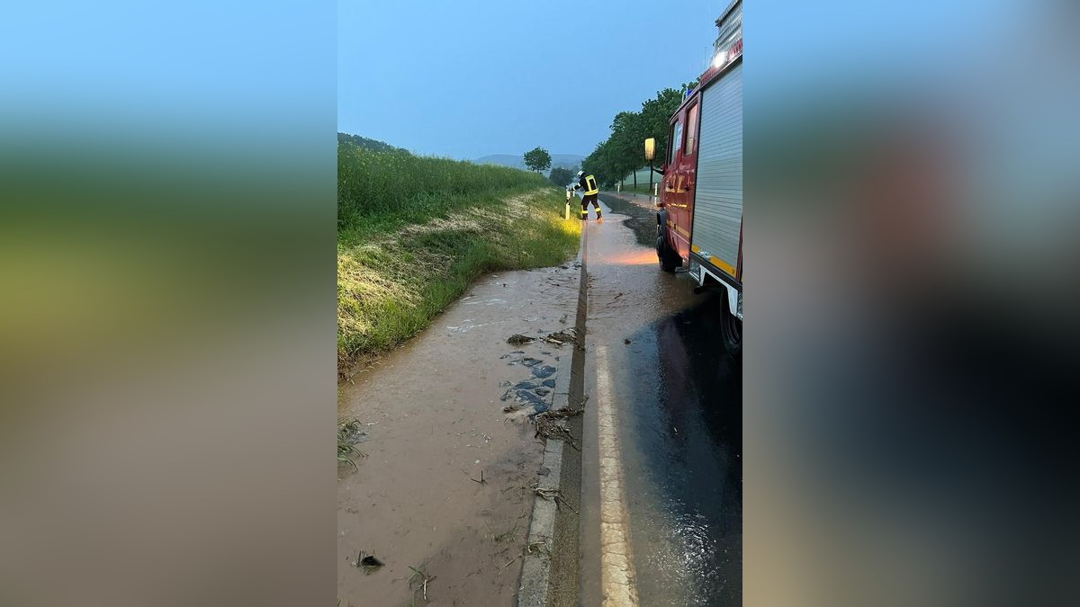 In Burgwalde waren am Montagabend 17 Feuerwehrleute und die Anwohner damit beschäftigt, Schlamm von Maisfeldern und Wassermassen zu beseitigen. Die Schotten mussten im Dorf aktiviert und Sandsäcke befüllt werden. Es gelang, den Schlamm aus dem Dorf herauszuhalten. Die Straße zum Autobahnzubringer musste voll gesperrt werden. Der Einsatz dauerte dreieinhalb Stunden.