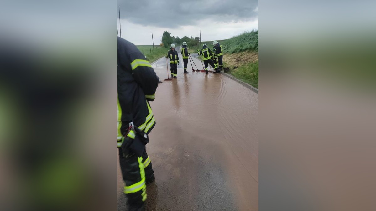 In Burgwalde waren am Montagabend 17 Feuerwehrleute und die Anwohner damit beschäftigt, Schlamm von Maisfeldern und Wassermassen zu beseitigen. Die Schotten mussten im Dorf aktiviert und Sandsäcke befüllt werden. Es gelang, den Schlamm aus dem Dorf herauszuhalten. Die Straße zum Autobahnzubringer musste voll gesperrt werden. Der Einsatz dauerte dreieinhalb Stunden.