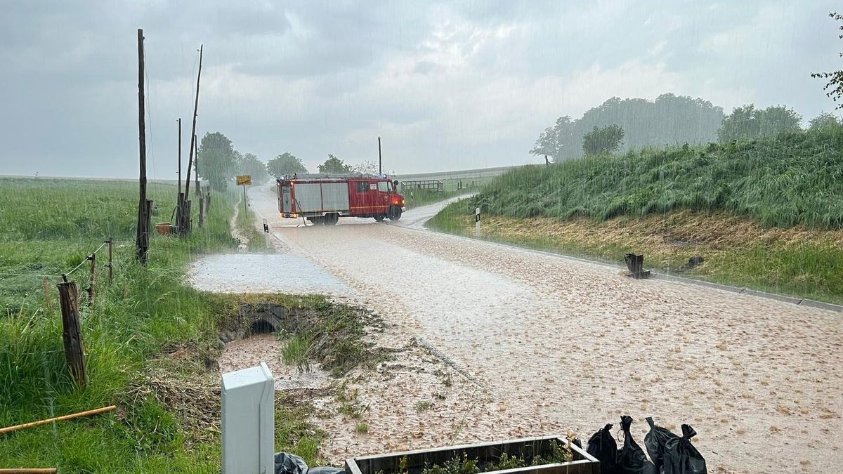 In Burgwalde waren am Montagabend 17 Feuerwehrleute und die Anwohner damit beschäftigt, Schlamm von Maisfeldern und Wassermassen zu beseitigen. Die Schotten mussten im Dorf aktiviert und Sandsäcke befüllt werden. Es gelang, den Schlamm aus dem Dorf herauszuhalten. Die Straße zum Autobahnzubringer musste voll gesperrt werden. Der Einsatz dauerte dreieinhalb Stunden.