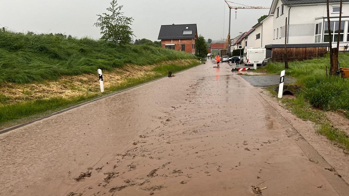 In Burgwalde waren am Montagabend 17 Feuerwehrleute und die Anwohner damit beschäftigt, Schlamm von Maisfeldern und Wassermassen zu beseitigen. Die Schotten mussten im Dorf aktiviert und Sandsäcke befüllt werden. Es gelang, den Schlamm aus dem Dorf herauszuhalten. Die Straße zum Autobahnzubringer musste voll gesperrt werden. Der Einsatz dauerte dreieinhalb Stunden.