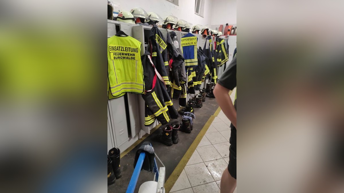 In Burgwalde waren am Montagabend 17 Feuerwehrleute und die Anwohner damit beschäftigt, Schlamm von Maisfeldern und Wassermassen zu beseitigen. Die Schotten mussten im Dorf aktiviert und Sandsäcke befüllt werden. Es gelang, den Schlamm aus dem Dorf herauszuhalten. Die Straße zum Autobahnzubringer musste voll gesperrt werden. Der Einsatz dauerte dreieinhalb Stunden.