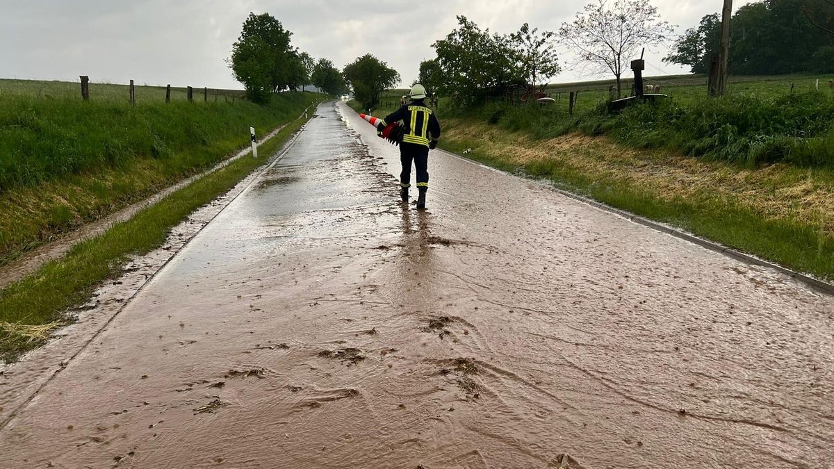 In Burgwalde waren am Montagabend 17 Feuerwehrleute und die Anwohner damit beschäftigt, Schlamm von Maisfeldern und Wassermassen zu beseitigen. Die Schotten mussten im Dorf aktiviert und Sandsäcke befüllt werden. Es gelang, den Schlamm aus dem Dorf herauszuhalten. Die Straße zum Autobahnzubringer musste voll gesperrt werden. Der Einsatz dauerte dreieinhalb Stunden.