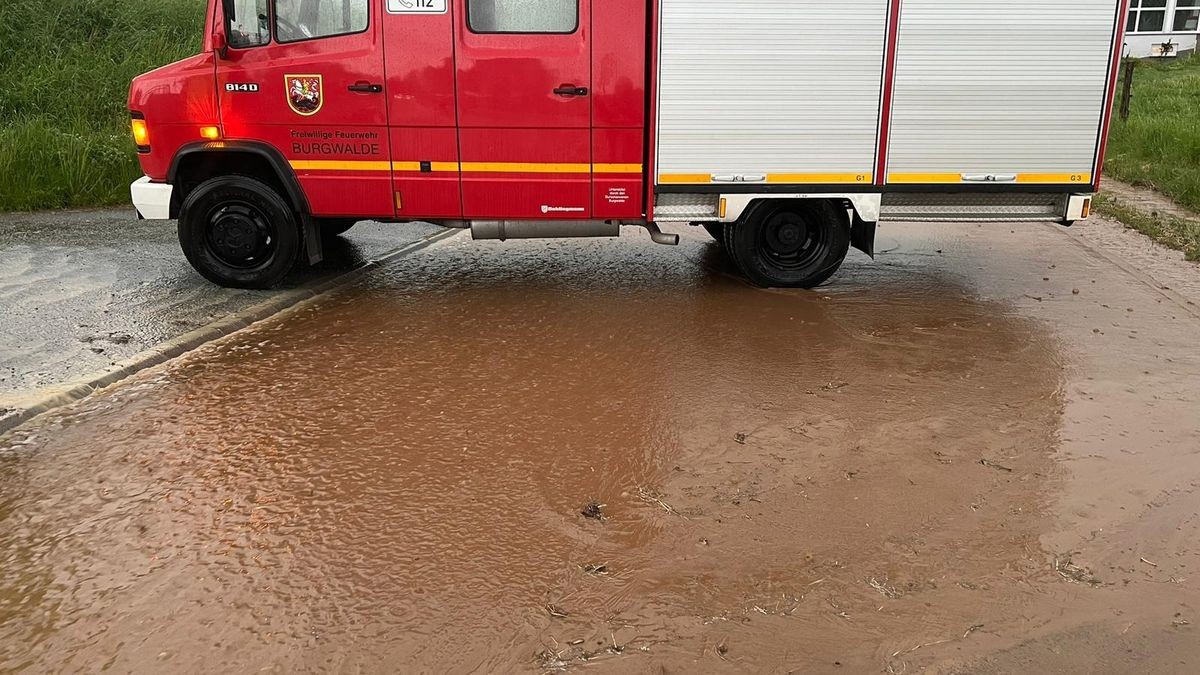 In Burgwalde waren am Montagabend 17 Feuerwehrleute und die Anwohner damit beschäftigt, Schlamm von Maisfeldern und Wassermassen zu beseitigen. Die Schotten mussten im Dorf aktiviert und Sandsäcke befüllt werden. Es gelang, den Schlamm aus dem Dorf herauszuhalten. Die Straße zum Autobahnzubringer musste voll gesperrt werden. Der Einsatz dauerte dreieinhalb Stunden.