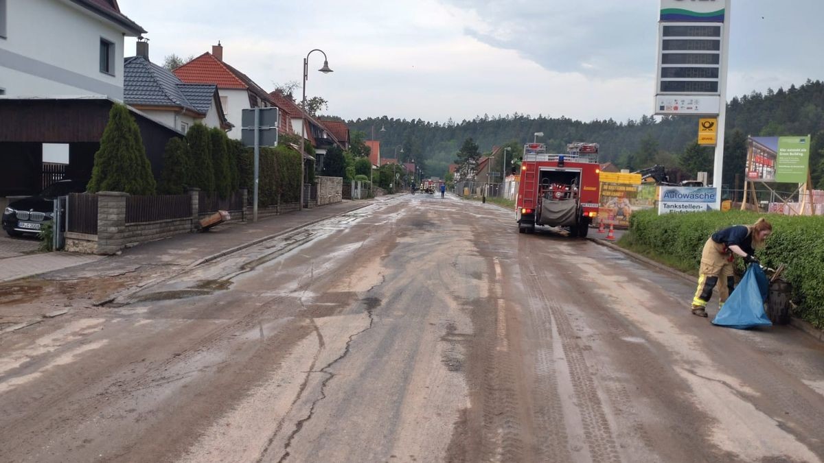 Bis zum Einbruch der Dunkelheit waren die Feuerwehren aus Kranichfeld und Stedten am Montagabend im Einsatz, um die Folgen des kurzen, aber heftigen Unwetters mit Hagel und Schlammlawine zu beseitigen.