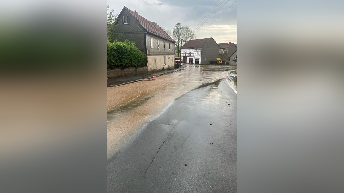 Dreba wird von der Feuerwehr von Wasser und Schlammmassen befreit.