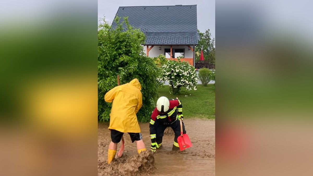 Bodelwitz wird von Regen- und Schlammmassen befreit.