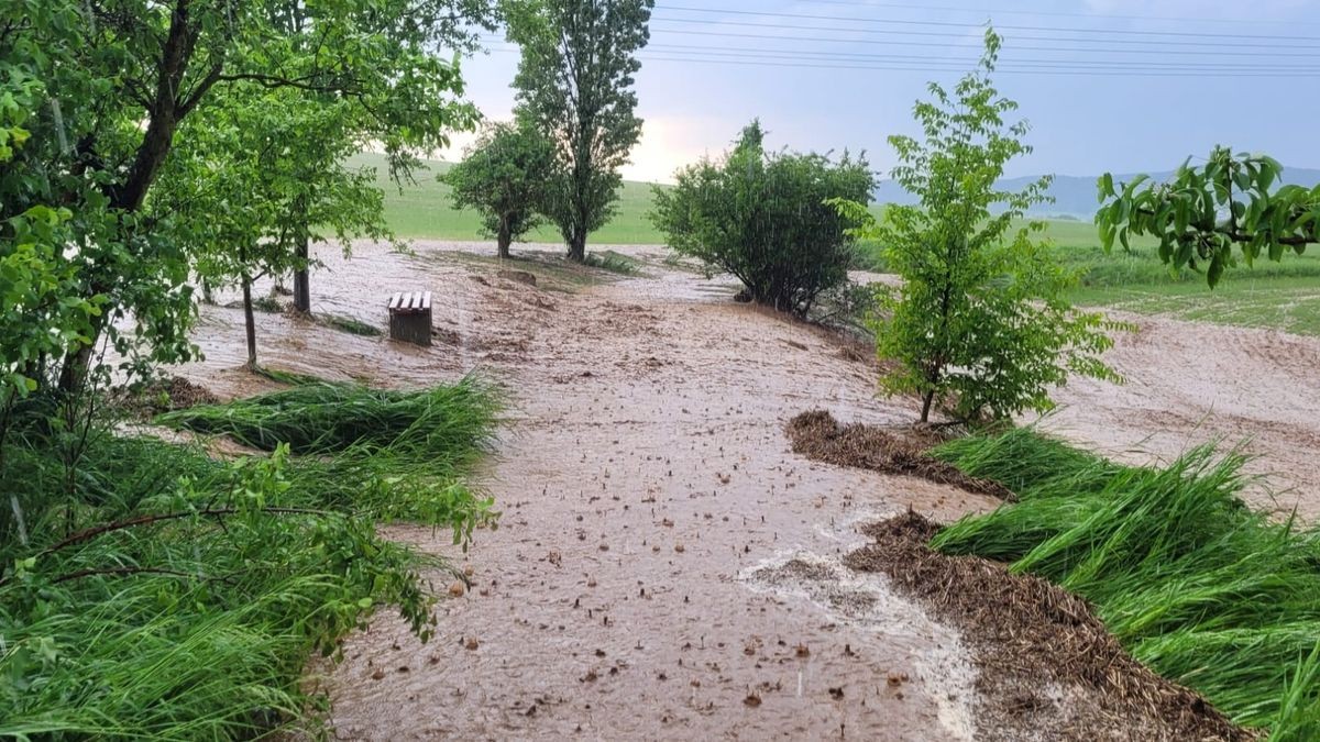 Bodelwitz wird von Regen- und Schlammmassen befreit.