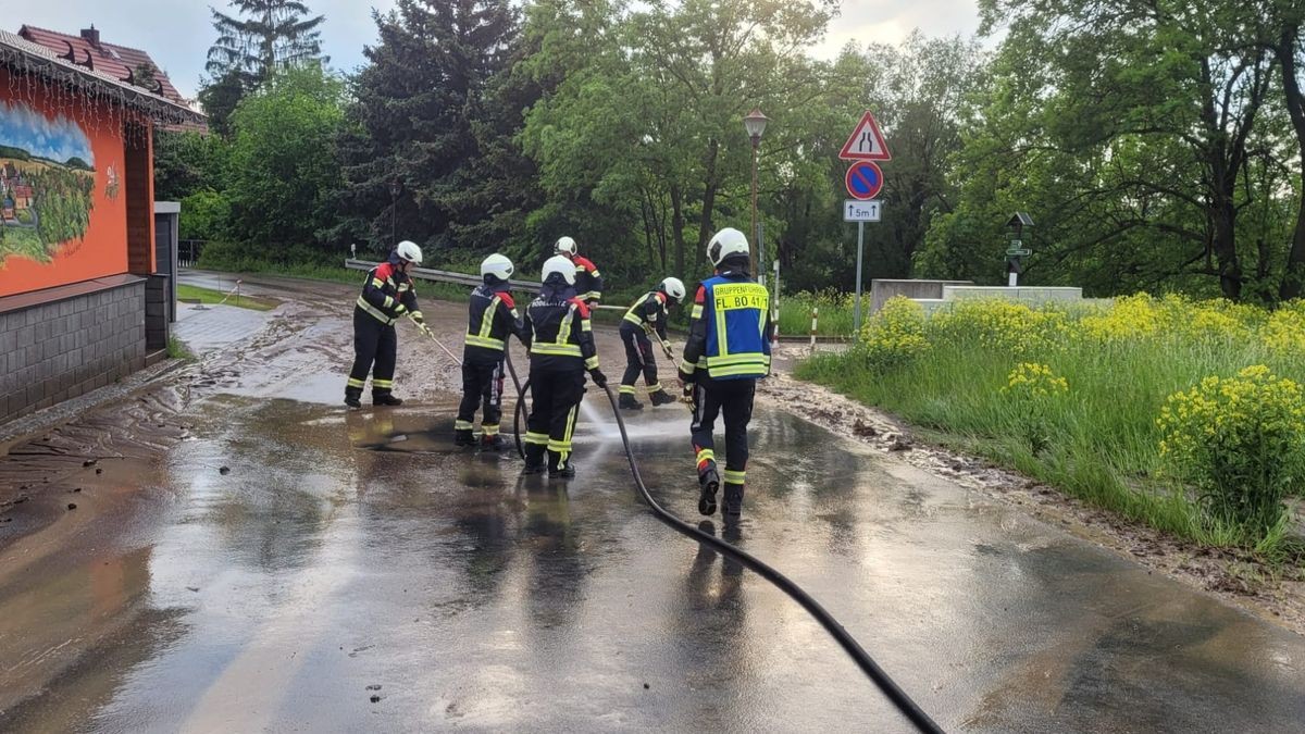 Bodelwitz wird von Regen- und Schlammmassen befreit.