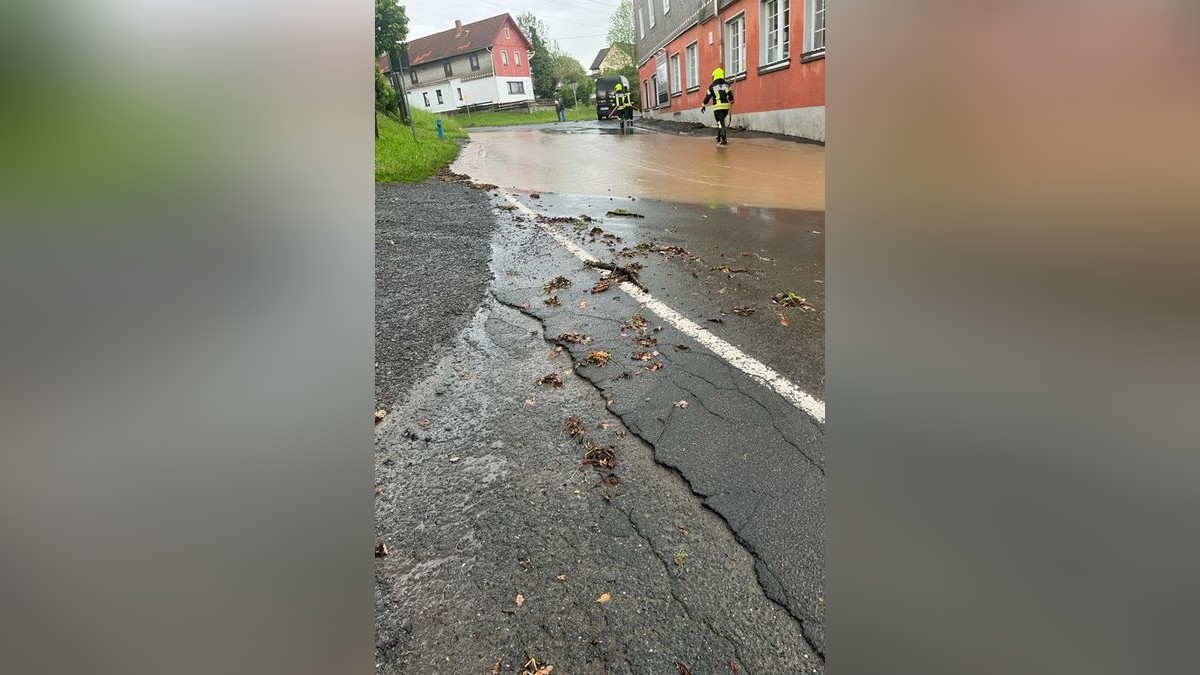 Dreba wird von der Feuerwehr von Wasser und Schlammmassen befreit.