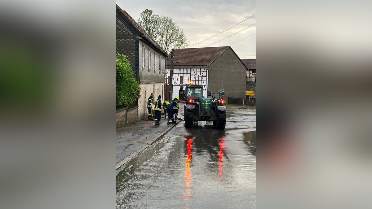 Dreba wird von der Feuerwehr von Wasser und Schlammmassen befreit.