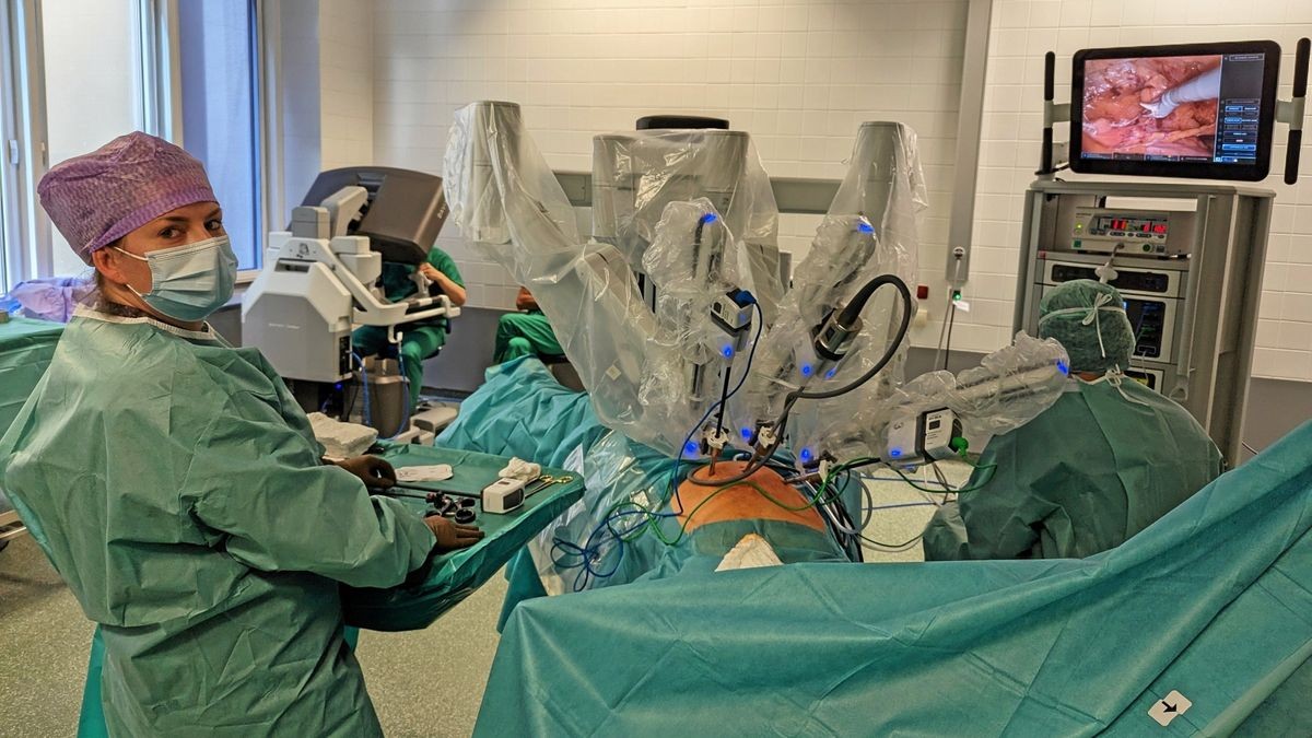 Erfolgreich hat ein junges Ärzteteam der Klinik für Allgemeine Chirurgie / Viszeralchirurgie der Zentralklinik Bad Berka jetzt die ersten chirurgischen Eingriffe mit dem supermodernen Da-Vinci-Roboter absolviert. Dabei handelt es sich beispielsweise um Operationen an der Gallenblase, am Dickdarm oder im Leistenbereich.