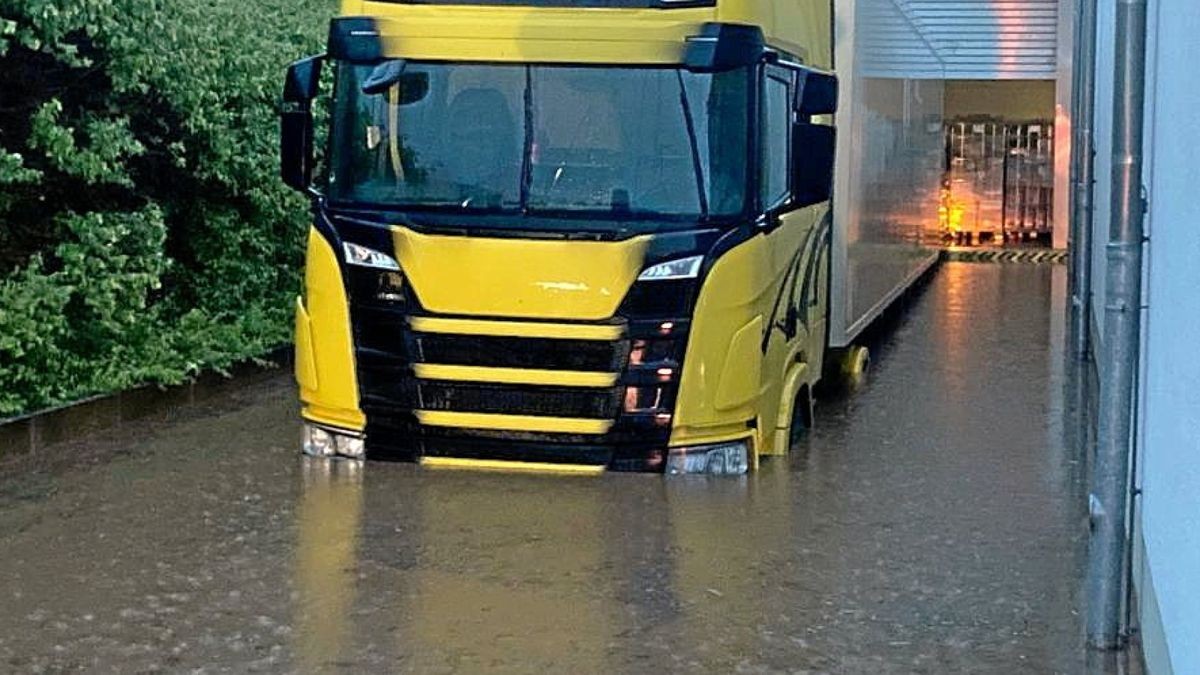 In Uder waren am Montagabend mehrere Feuerwehren beschäftigt, um überflutete Straßen zu reinigen und einen Lkw zu befreien.