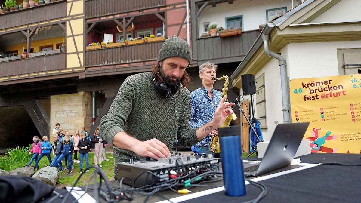 DJ Adam Reise und der Saxophonist Frank Frai improvisierten bei der Vorstellung des Fest-Programms ein Musikstück.