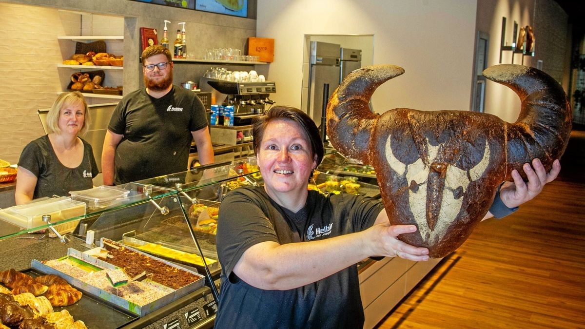 Die Bäckereifiliale am Mühlhäuser Untermarkt hat nach einer gründlichen Renovierung wieder geöffnet. Christine Betzold sowie  Paul-Thore Schöps und Karola Edom (von links), freuen sich auf die Kundschaft.