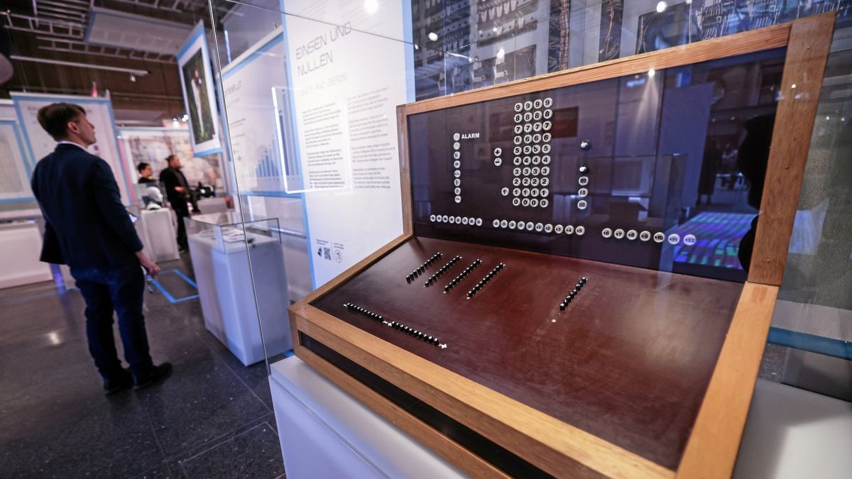 Der Nachbau des ersten Computers von Konrad Zuse steht in einer Vitrine. Mit mehr als 400 Objekten, Fotos und interaktiven Medienstationen beleuchtet das Haus der Geschichte in Bonn die Entwicklung der Digitalisierung.