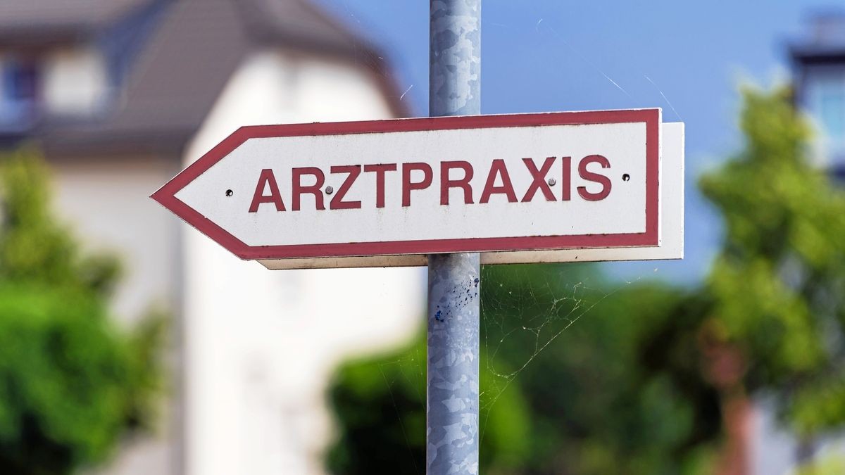 Ein Schild „Arztpraxis“ steht an der Straße. Krankenkassen gehen jedes Jahr vielen Hinweisen auf Abrechnungs- und Leistungsbetrug nach. (Symbolbild)