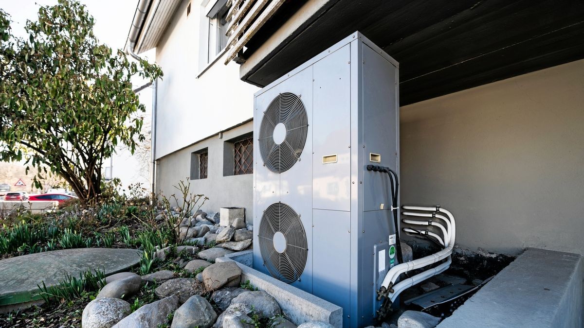 Die Lüftungsanlage einer Wärmepumpe steht vor einem Wohnhaus. In Thüringen entscheiden sich mehr Menschen für den Einbau. (Symbolfoto)