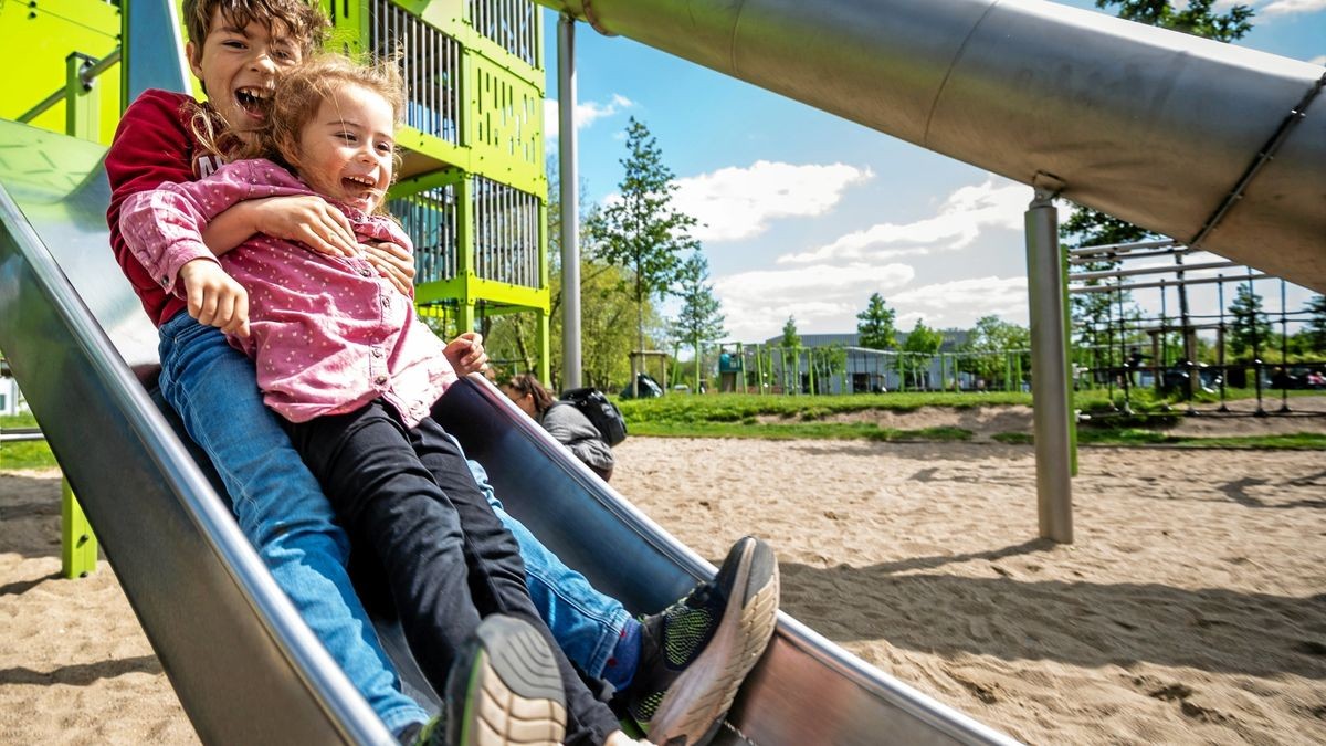 Die Rutschen auf dem LaGa Spielplatz in Kamp-Lintfort stehen bei den Geschwistern besonders hoch im Kurs.