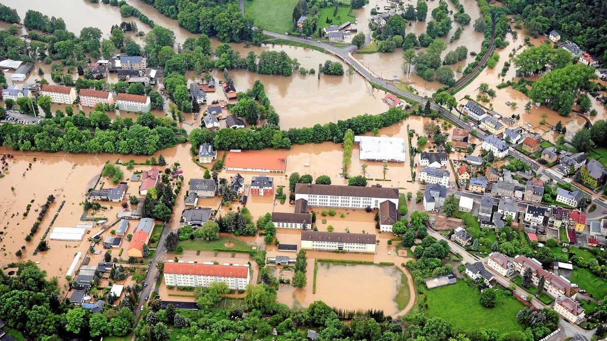 Hier ein Luftbild vom Hochwasser der Weißen Elster in Berga/Elster (Landkreis Greiz).