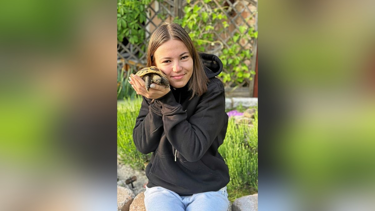 Jessica Wedig ist nach der Rückkher ihrer Schildkröte 