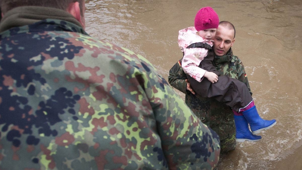 Die Bundeswehr bringt die Menschen aus dem Überflutungsgebiet.