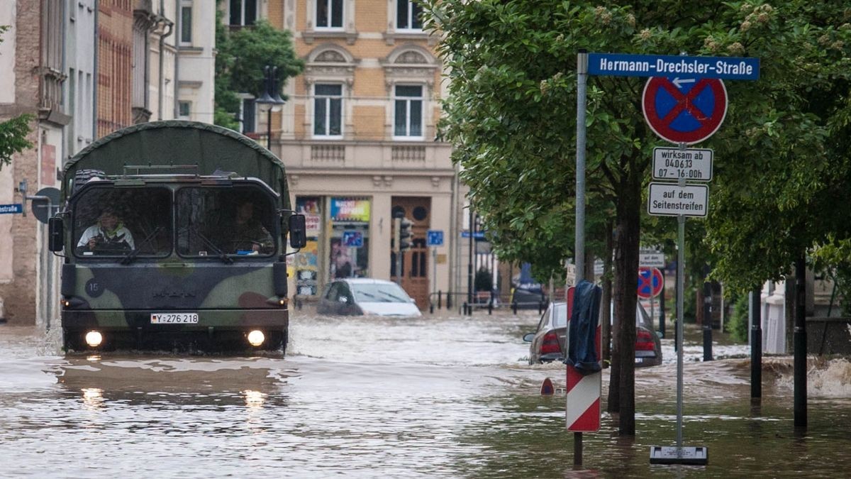 In Gera-Untermhaus verlassen hunderte Anwohner ihre Häuser. Die Bundeswehr bringt die Menschen aus dem Überflutungsgebiet.