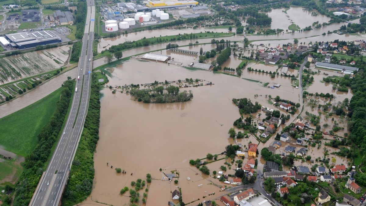 Überschwemmung im Geraer Norden an der A4.