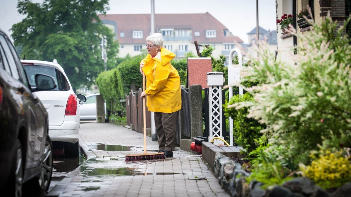 In der Geraer Mozartstraße stehen einige Keller voller Wasser. Die Anwohner helfen sich gegenseitig.