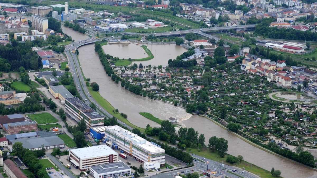 Die Omega-Kreuzung in Gera mit überschwemmten Wismut-Sportzentrum.