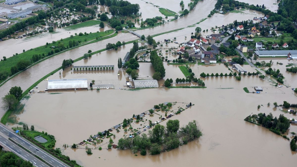 Überschwemmung im Geraer Norden an der A4.