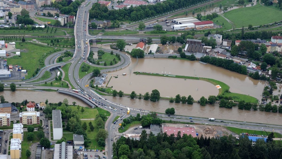 Die Omega-Kreuzung in Gera mit überschwemmten Wismut-Sportzentrum.