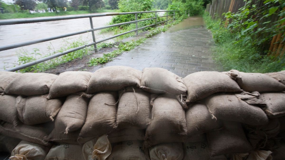 Hochwasser in Gera-Untermhaus, hier in der Mozartstraße und im Otto-Dix-Haus.