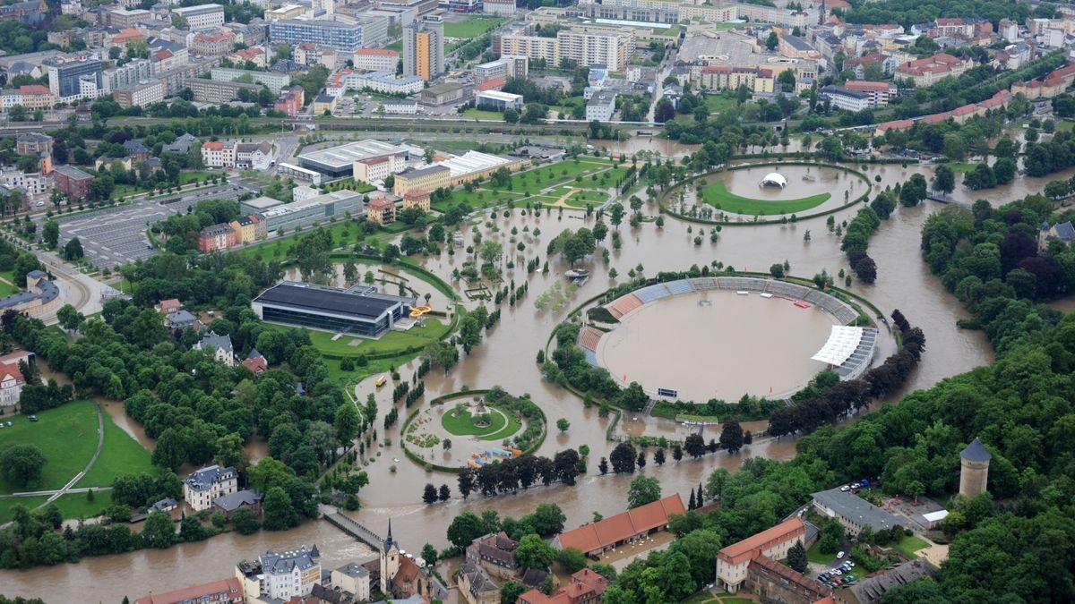 Hofwiesenpark und das Geraer Stadion der Freundschaft.Tino ZippelArchiv Luftbild vom Hochwasser Weiße Elster in Gera: Hofwiesenpark und das Geraer Stadion der Freundschaft. Foto: Tino Zippel