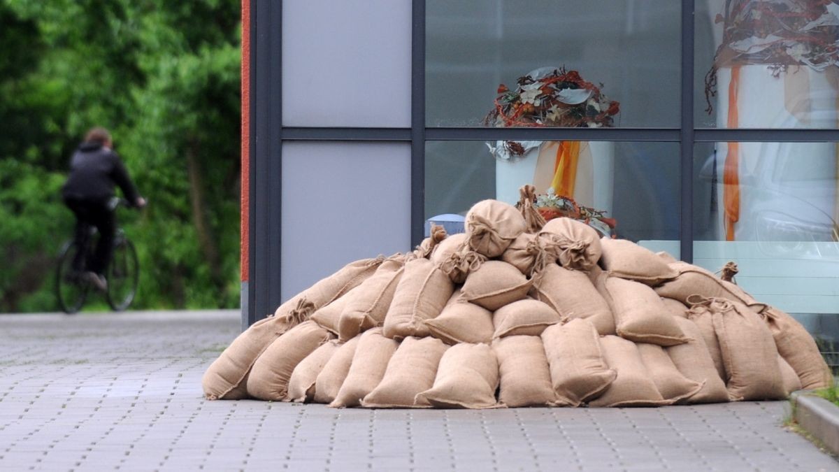 Im Gewerbegebiet Göschwitz kämpfen die Unternehmen, wie hier Analytik Jena, gegen das Hochwasser. Mit Sandsäcken sind die Eingänge verbarrikadiert.