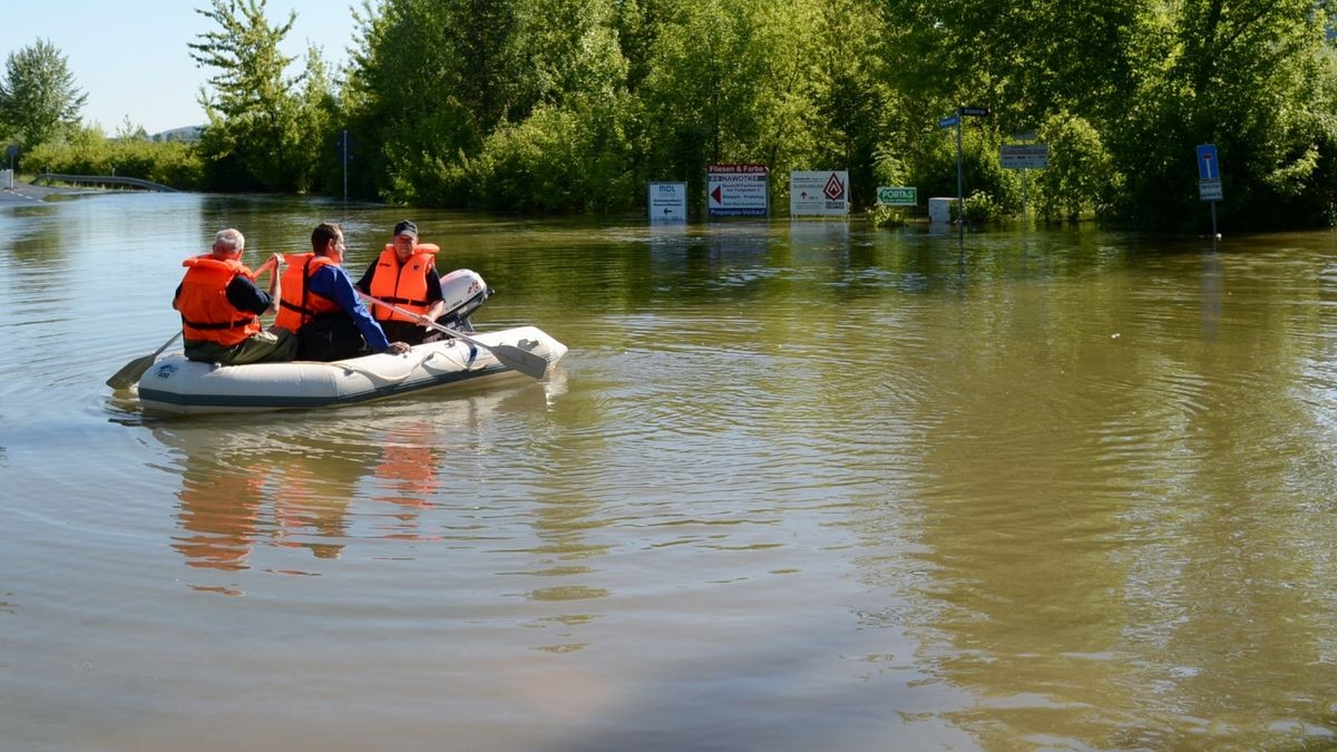 Mitarbeiter von Jenawasser auf dem Weg zur Arbeit in der Kläranlage bei Kunitz.