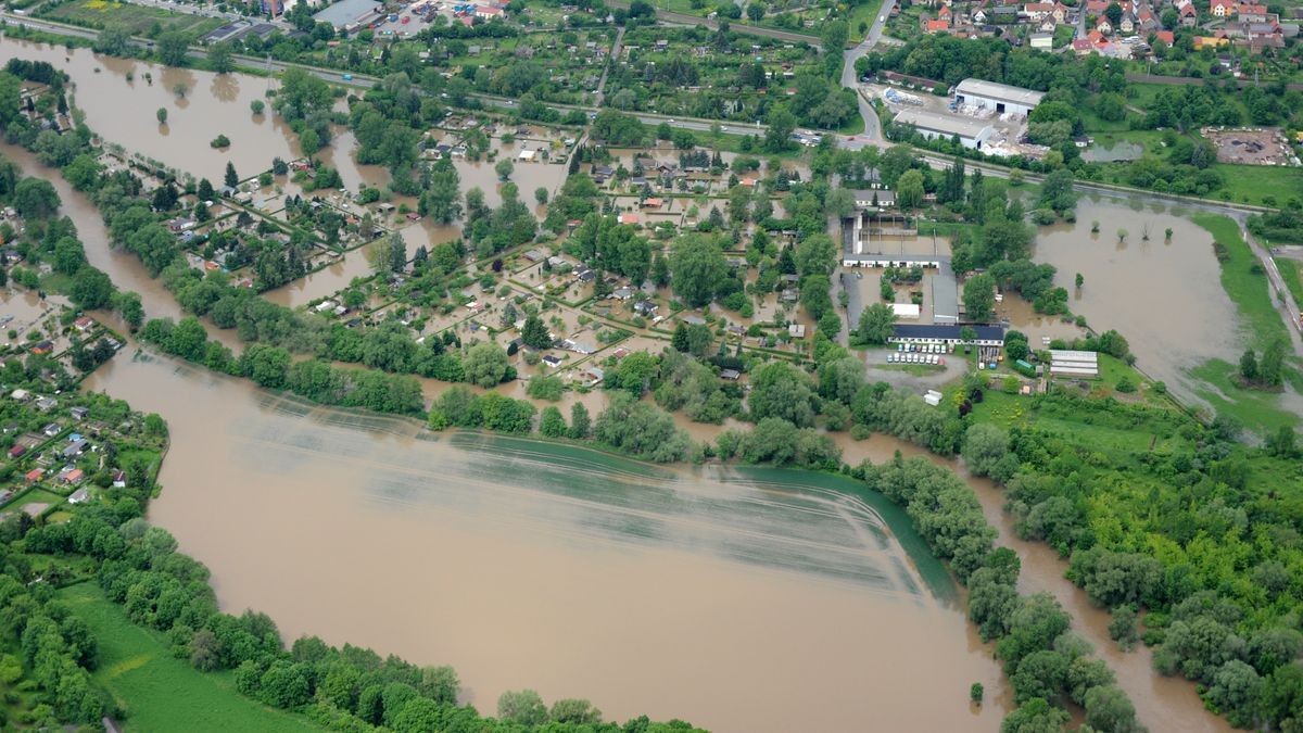 Blick auf überschwemmtes Gebiet entlang der Wiesenstraße.