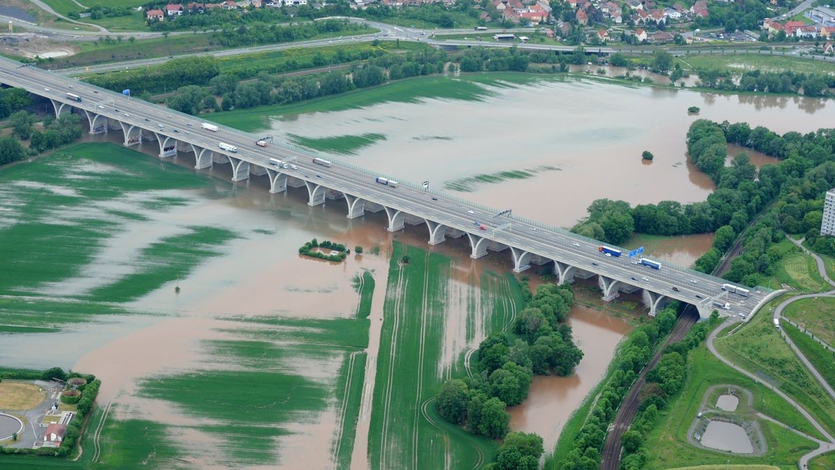 Autobahnbrücke über das Saaletal und Stadtteil Göschwitz.