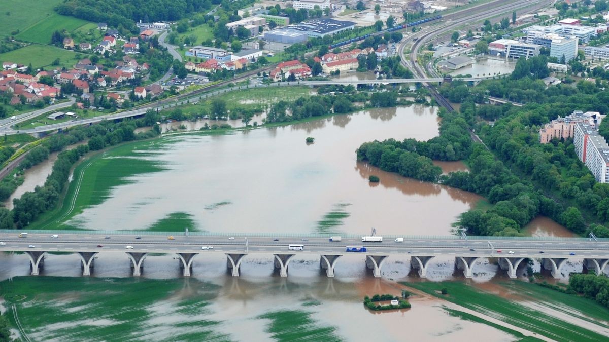 Autobahnbrücke über das Saaletal und Stadtteil Göschwitz.