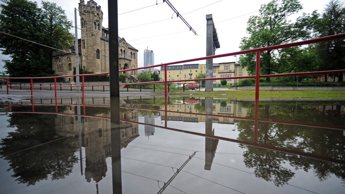 In der Straßenbahn-Unterführung am Paradiesbahnhof steht das Wasser und ermöglicht dieses Spiegelfoto.